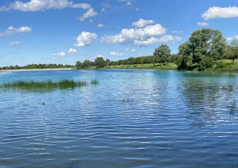 Blick auf Badesee im Sommer