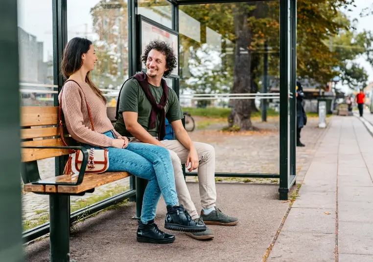 Frau und Mann in einer Bushaltestelle