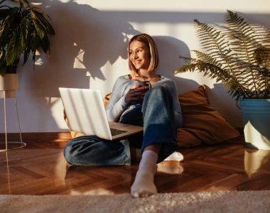 Frau mit Notebook