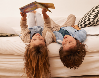 Kinder beim Lesen